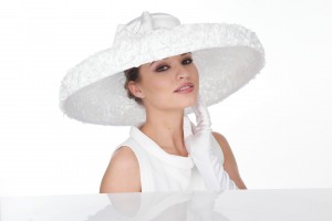 Immaculate - Very classic 1950's Hollywood style hat. Perfect for the bride.